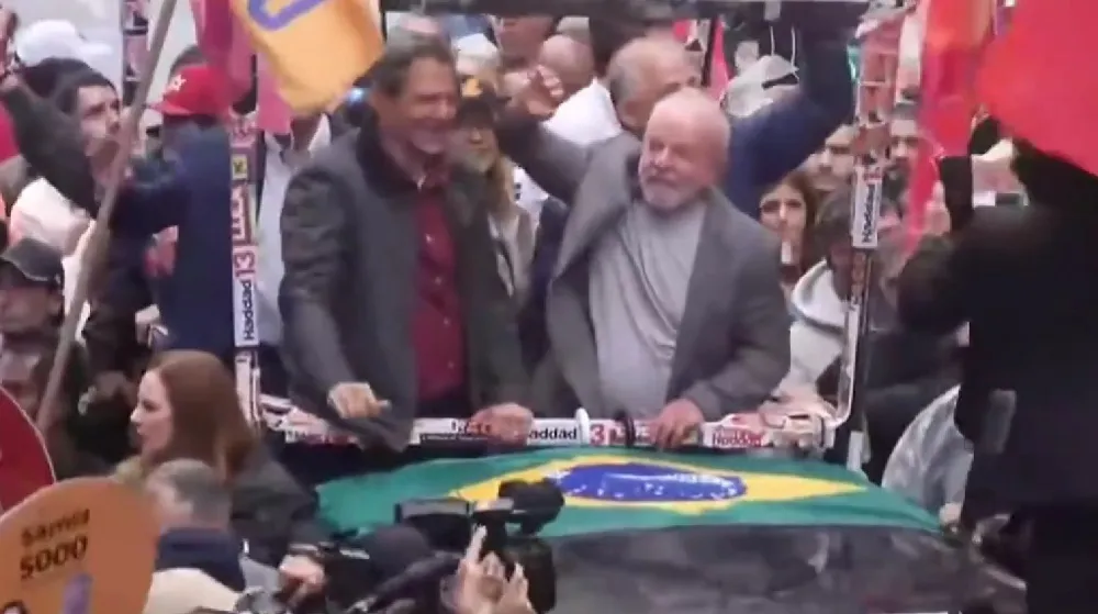 Lula acenando para seus apoiadores em São Paulo