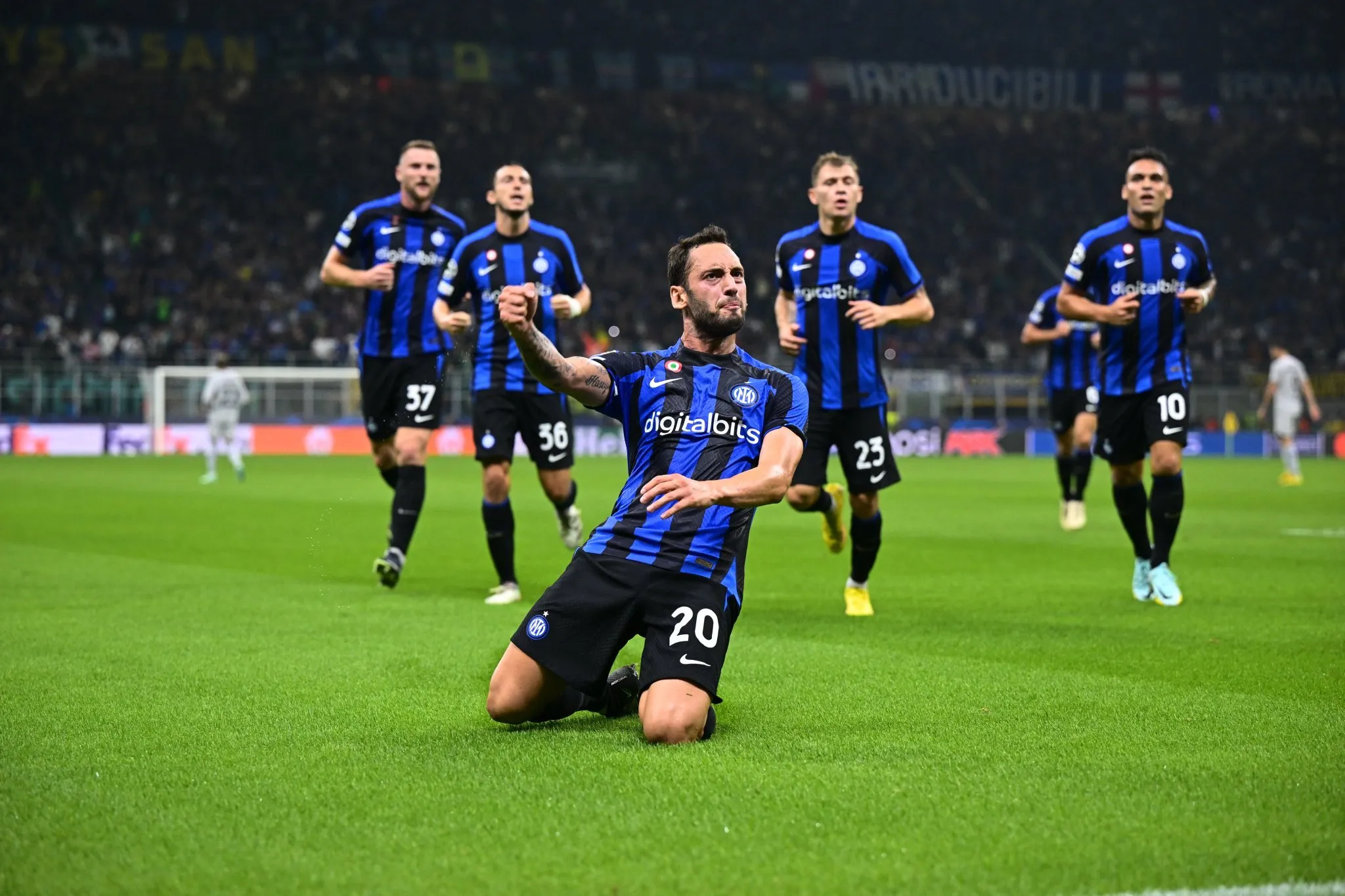 Jogadores da Inter comemoram gol na vitória contra o Barcelona