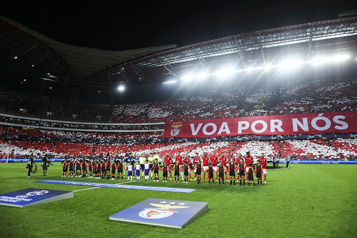 Torcida do Benfica fez linda festa de recepção e apoiou durante todo o jogo