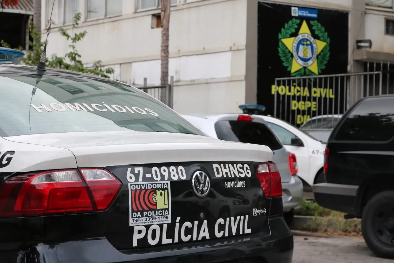Agentes da Delegacia de Homicídios de Niterói e São Gonçalo (DHNSG) realizaram a perícia técnica