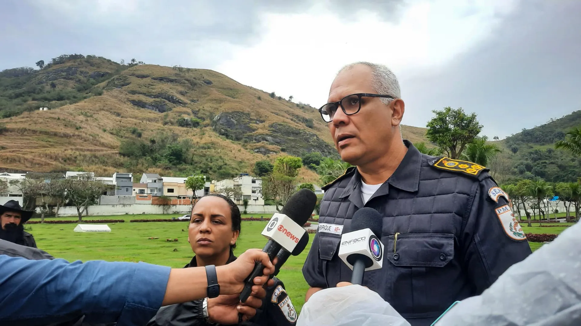 O secretário da Polícia Militar, Coronel Luiz Henrique Pires, disse que os investigadores seguem em busca dos criminosos
