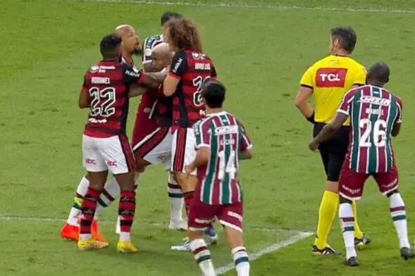 Jogadores de Flamengo e Fluminense discutem em clássico pelo Brasileirão