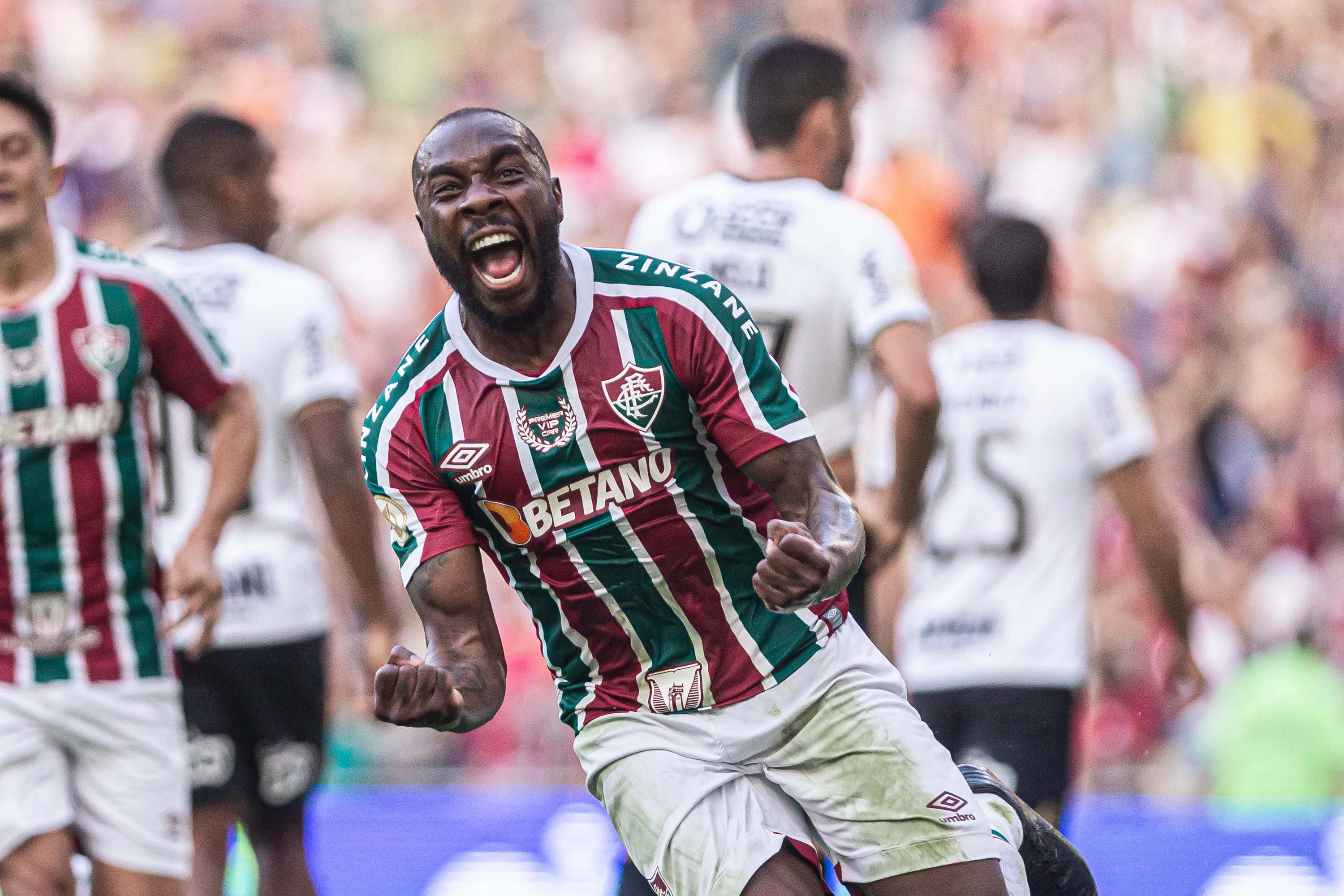 Manoel comemora gol em partida pelo Fluminense