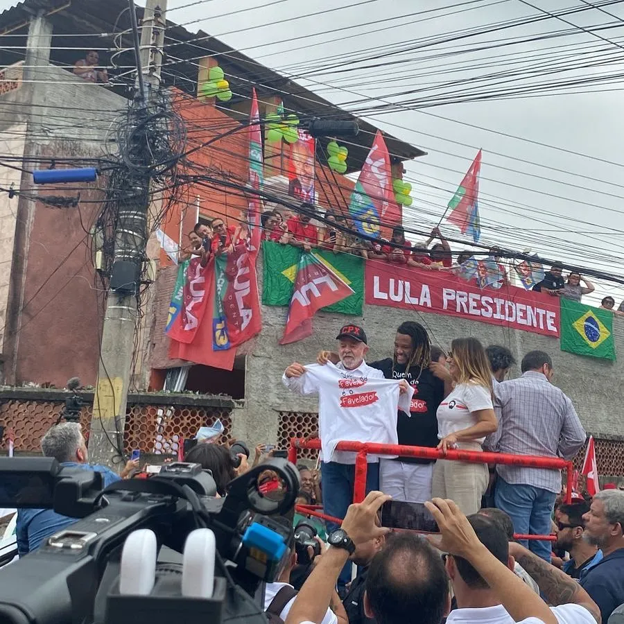 Lula durante caminhada com aliados e moradores do Complexo do Alemão