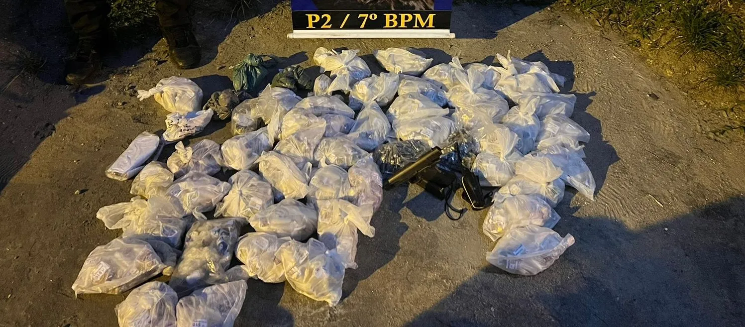 Policiais encontraram1189 pinos de cocaína, 400 trouxinhas de maconha, 39 pedras de crack, uma pistola e um radiotransmissor