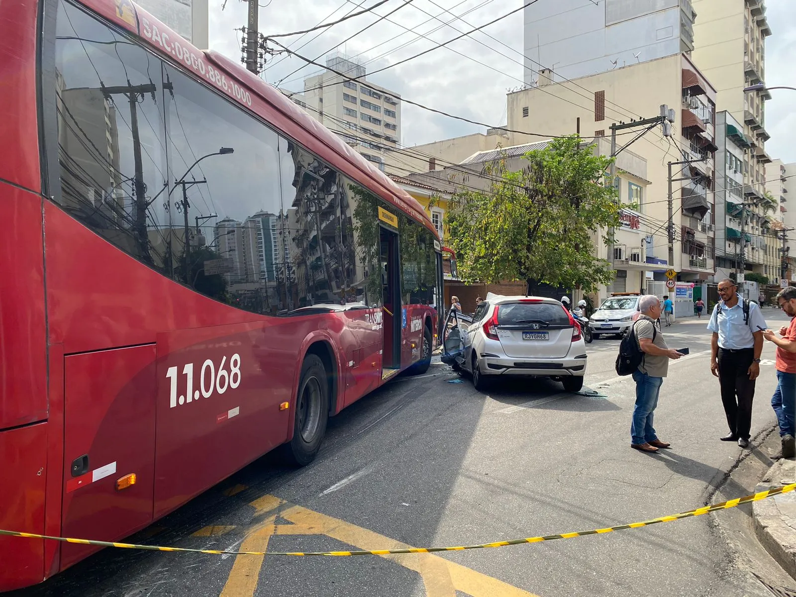 Acidente ocorreu na rua Gavião Peixoto, esquina com Mariz e Barros, pouco depois das 5h desta terça-feira