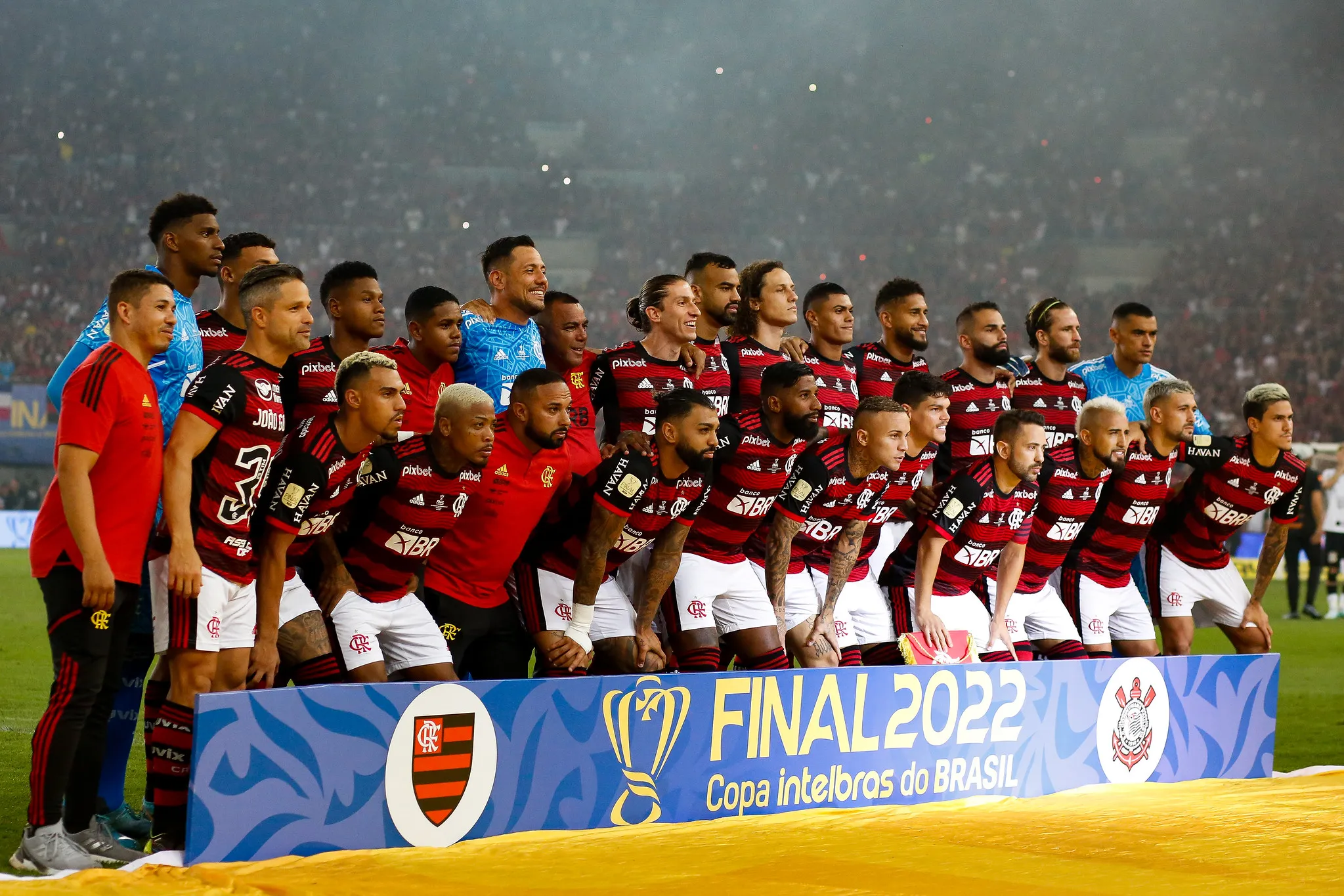 Du Queiroz com o domínio da bola em jogo contra o Flamengo