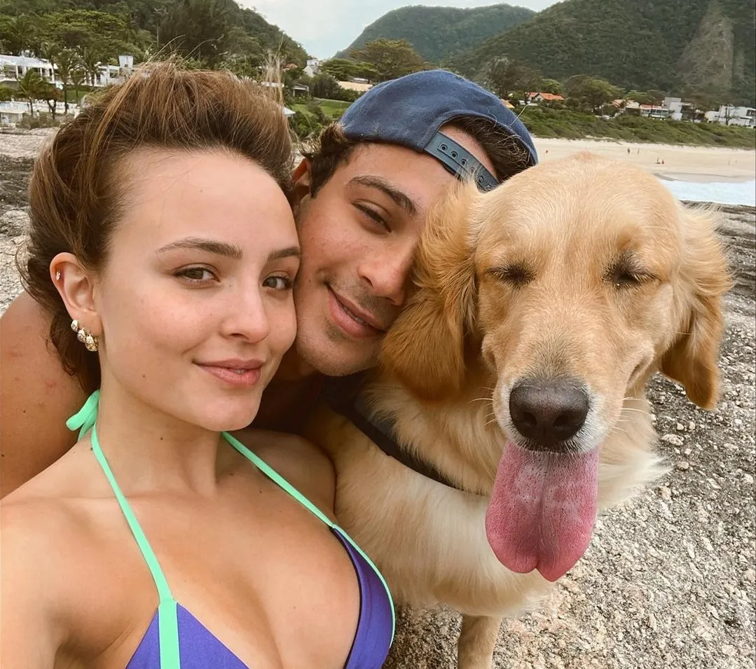 Larissa Manoela e seu namorado curtiram a praia de Itacoatiara, em Niterói, nesta sexta-feira (21)