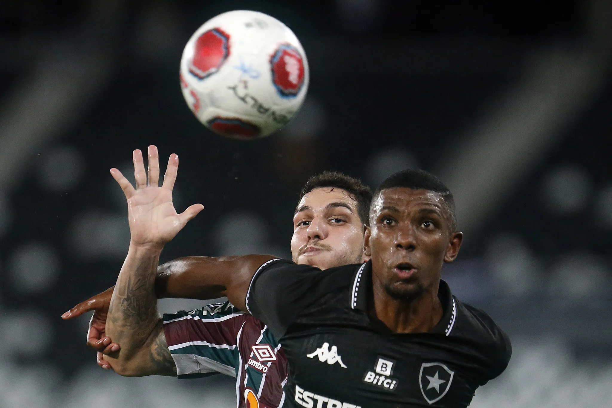 Imagem ilustrativa da imagem Fluminense e Botafogo se enfrentam de olho na Libertadores