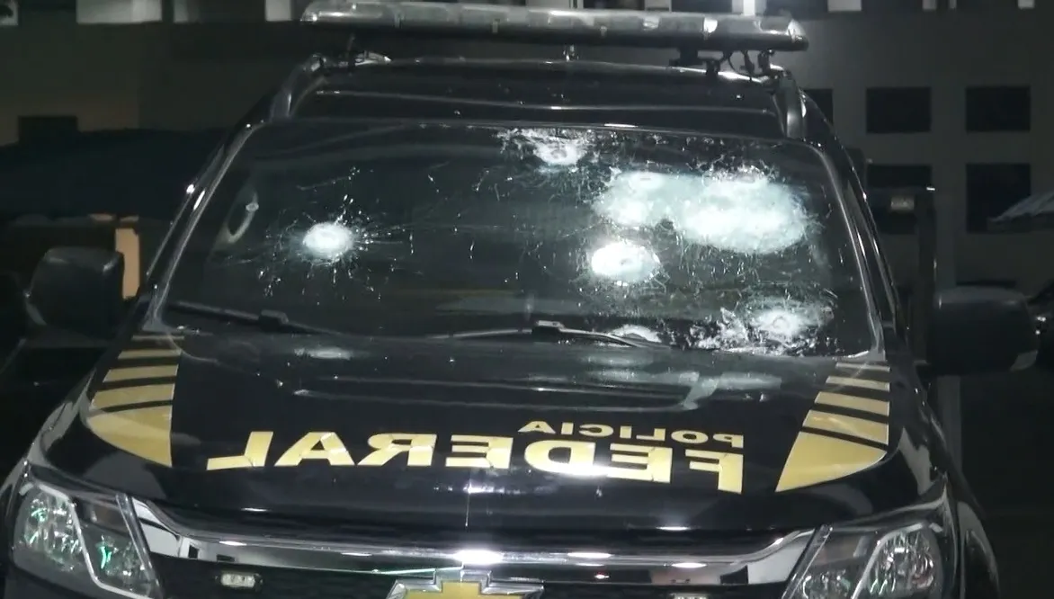 Veículo evidencia marcas de disparos feitos por Roberto Jefferson