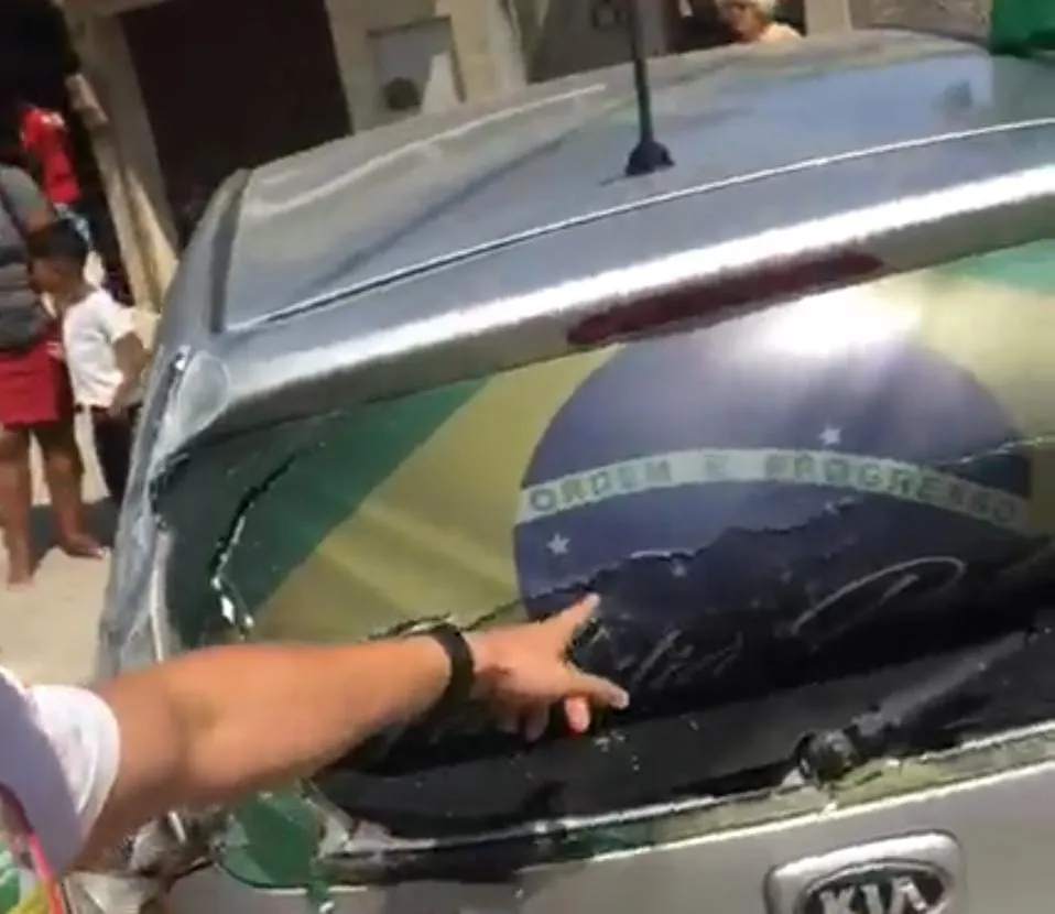 Carro da vítima possuia adesivo da bandeira do Brasil