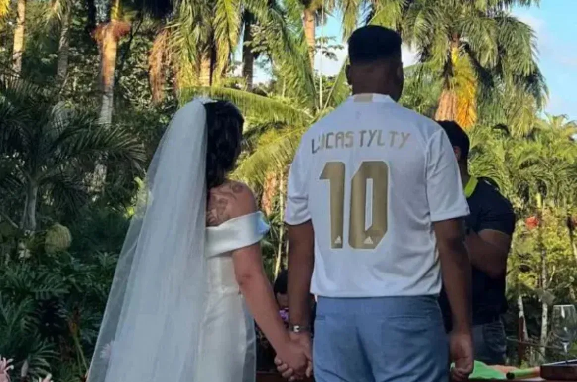 Empresário se casou utilizando camisa de futebol