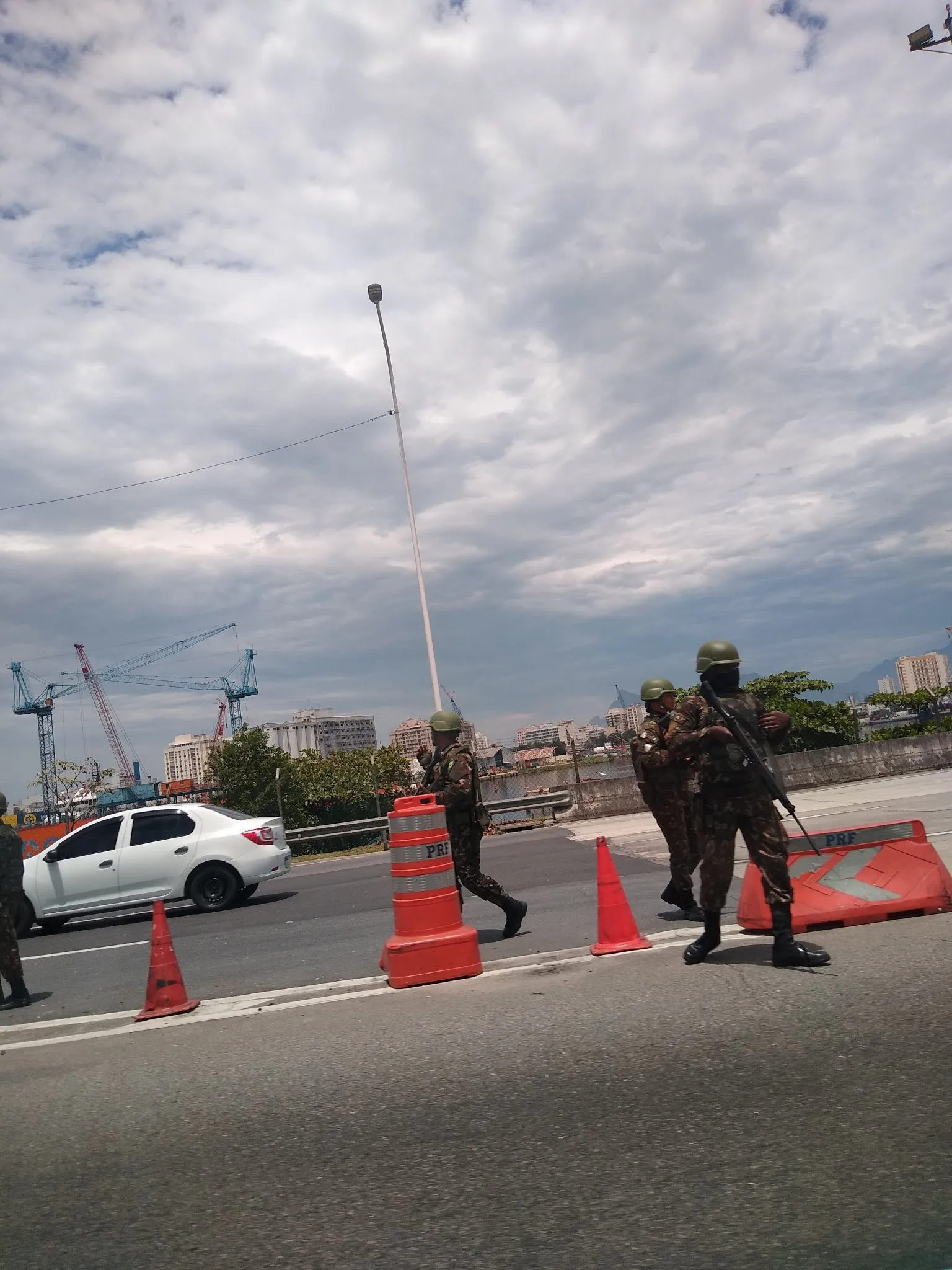 Imagens publicadas nas redes sociais mostram vários soldados armados com fuzis no local