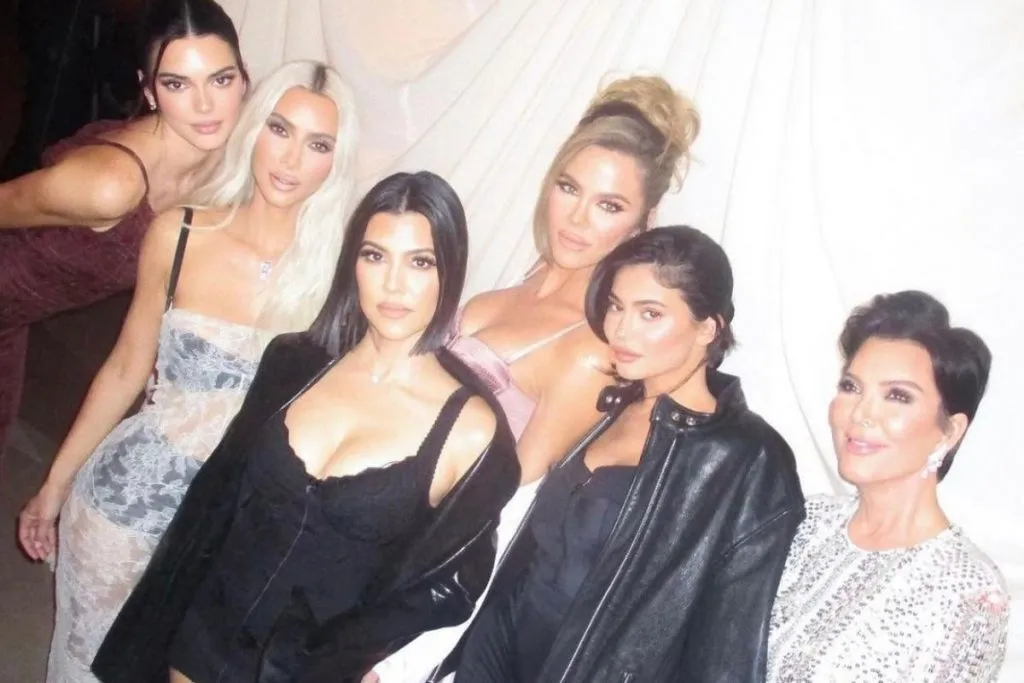 Imagem ilustrativa da imagem Irmãs Kardashian usam look inusitado em aniversário de Kris Jenner