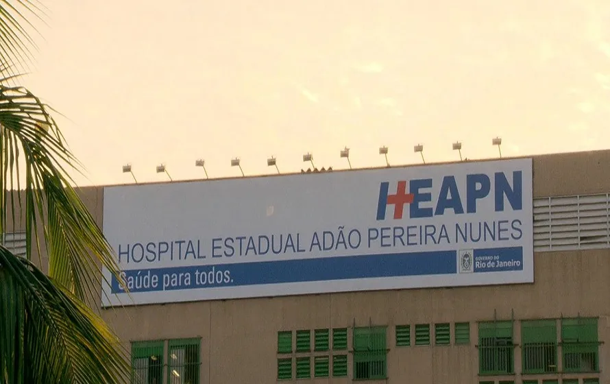 Um dos policiais foi socorrido ao Hospital Adão Pereira Nunes com ferimento por disparo no rosto