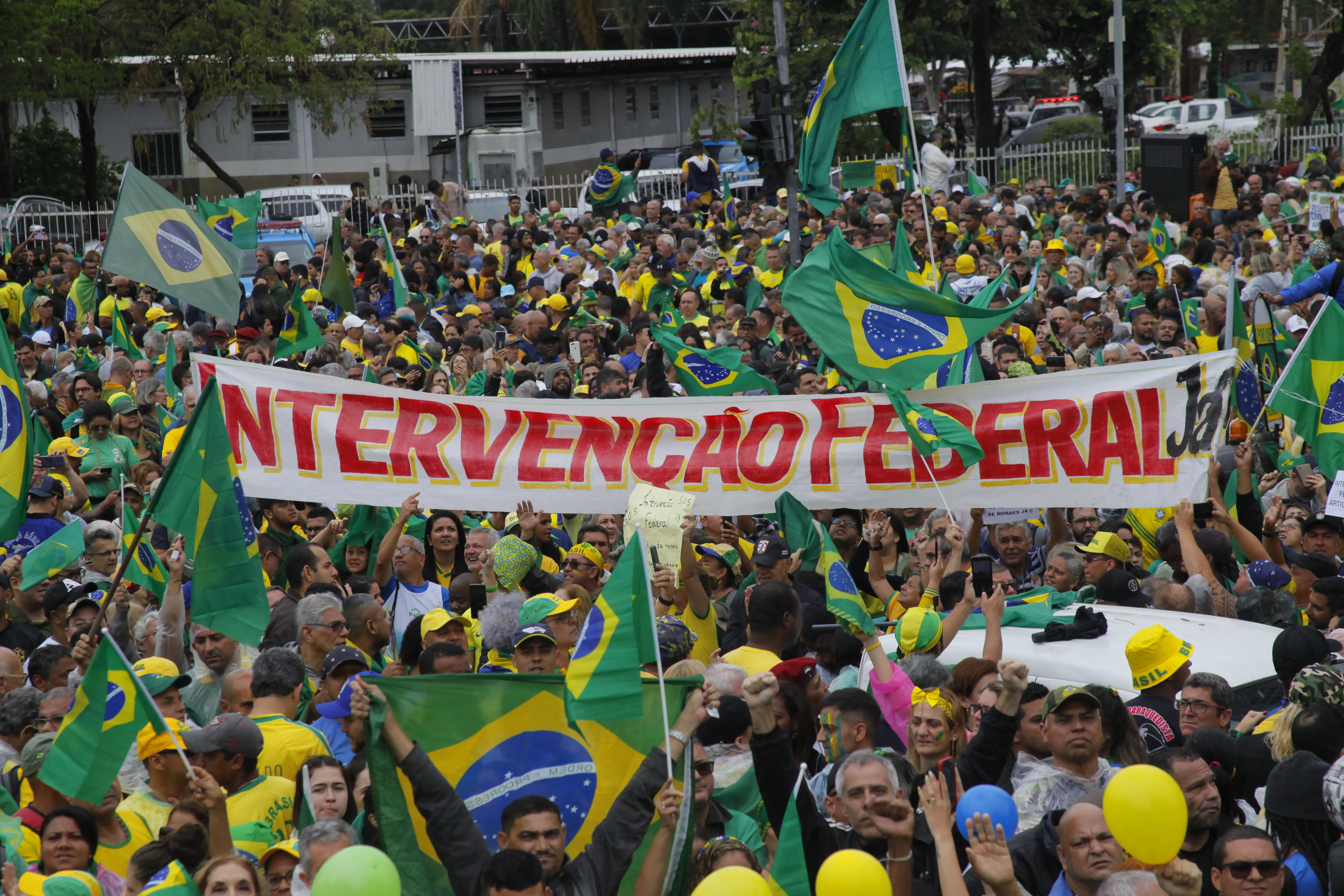 Apoiadores de Bolsonaro fizeram uma manifestação em frente ao Comando Leste do Rio, no dia 2 de novembro