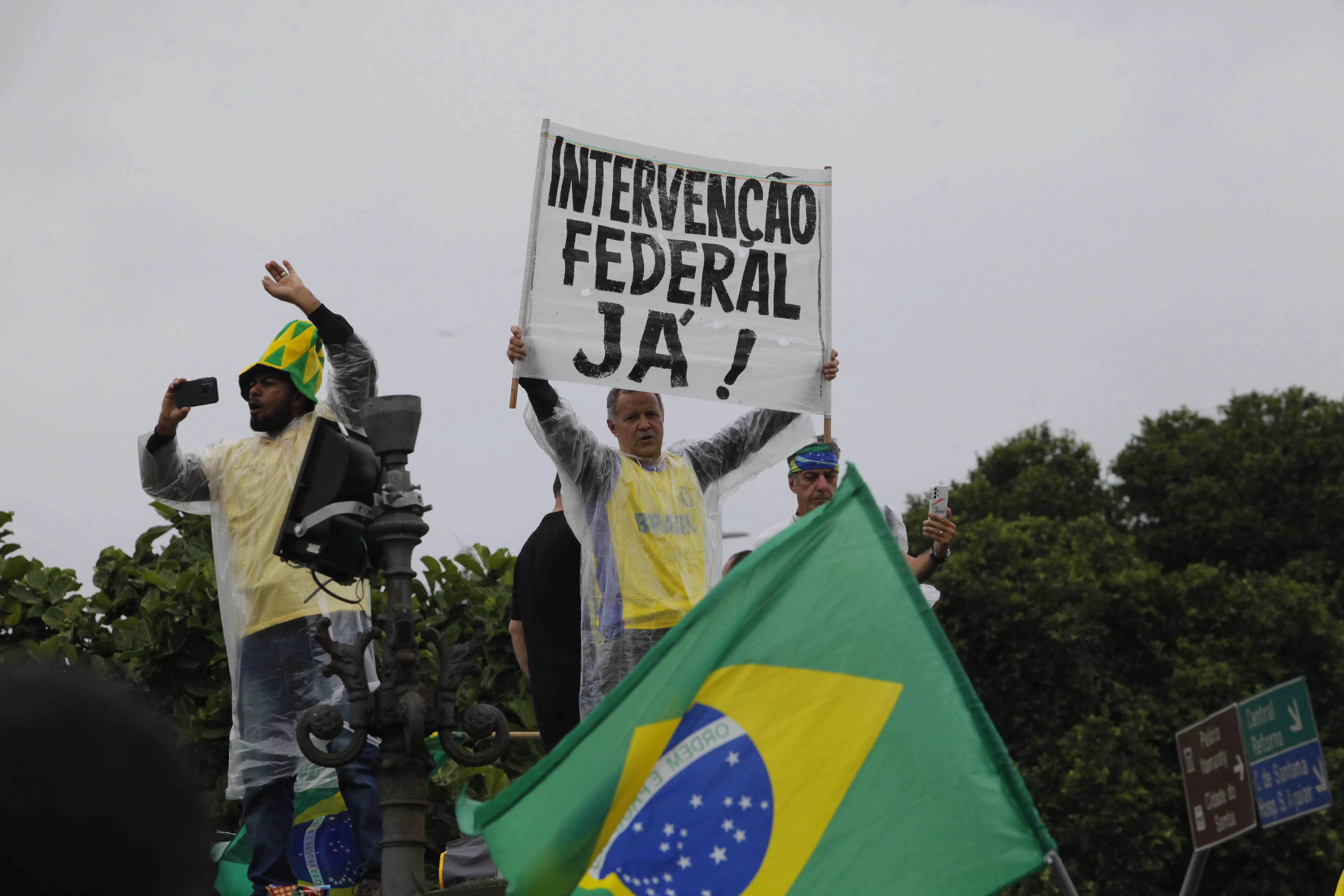 Apoiadores de Bolsonaro pedem por intervenção federal, o que não se aplicaria neste contexto de insatisfação com o resultado das eleições