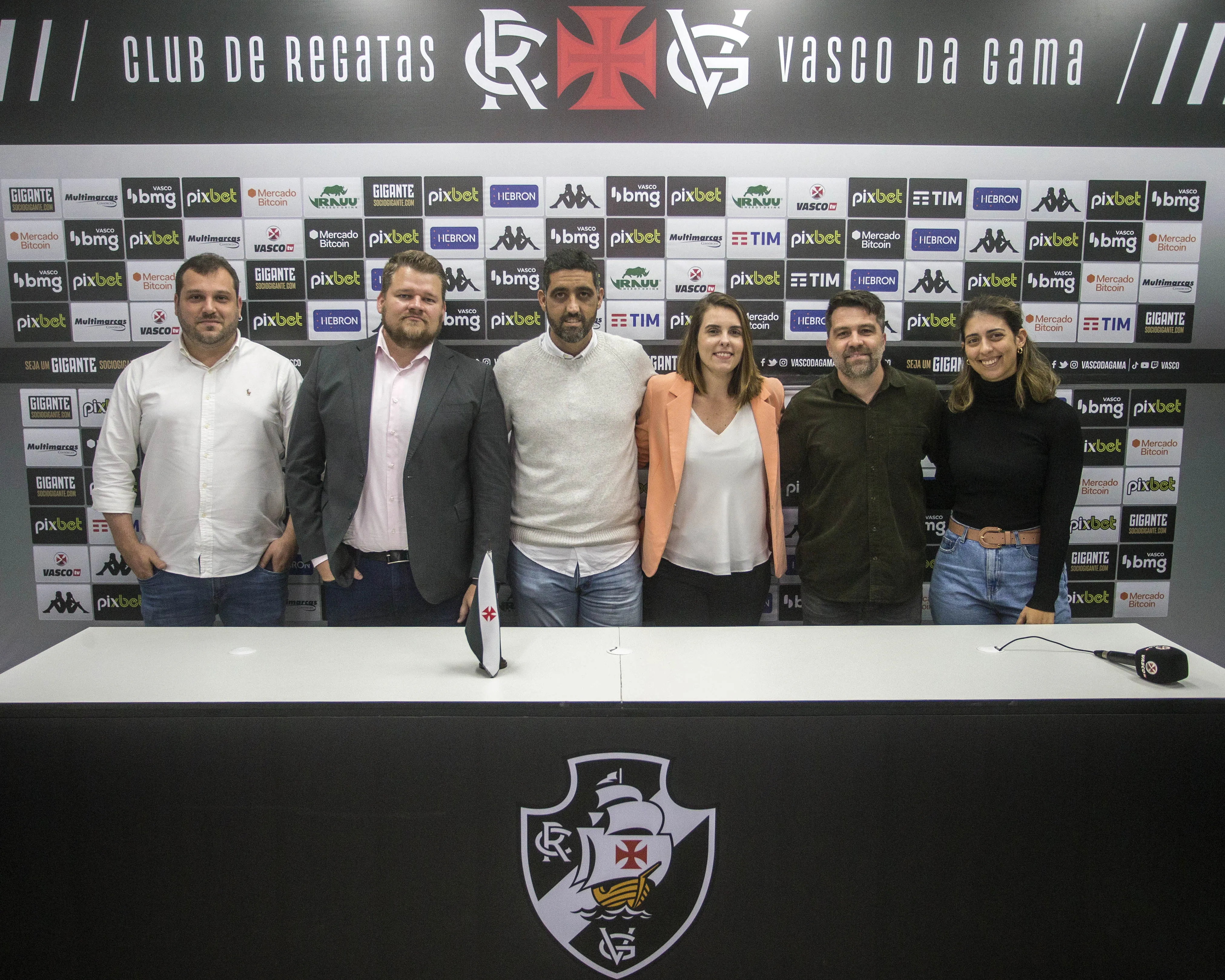 CEO do Vasco, Luiz Mello, no centro da foto, ao lado de outros funcionários do clube