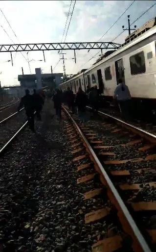 Passageiros reclamam que ficaram mais de 1h dentro do trem parado