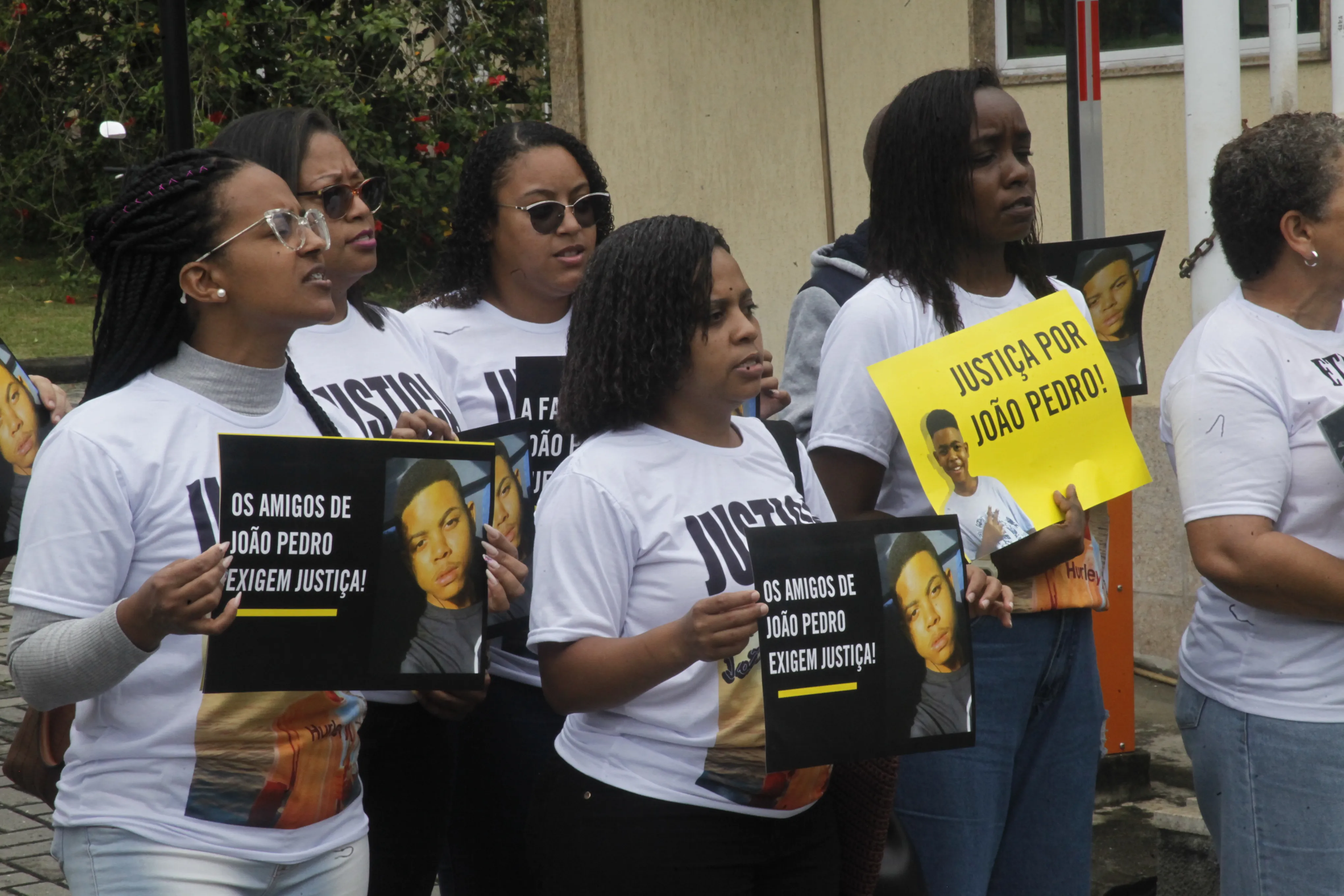 Familiares pedem por justiça pela morte do menino João Pedro Mattos Pinto, de 14 anos