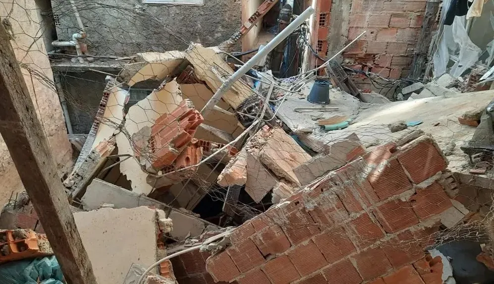 Escombros do desabamento que aconteceu na Rocinha