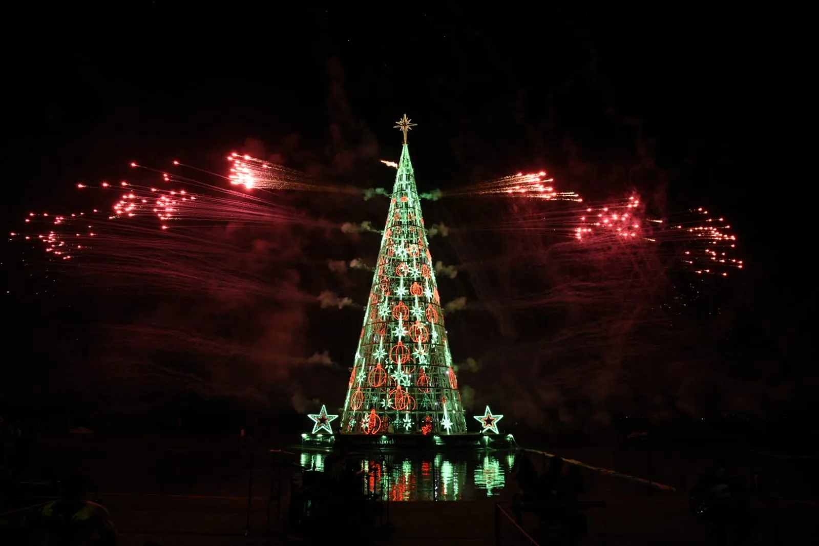 Árvore de Natal flutuante tem 37 metros de altura