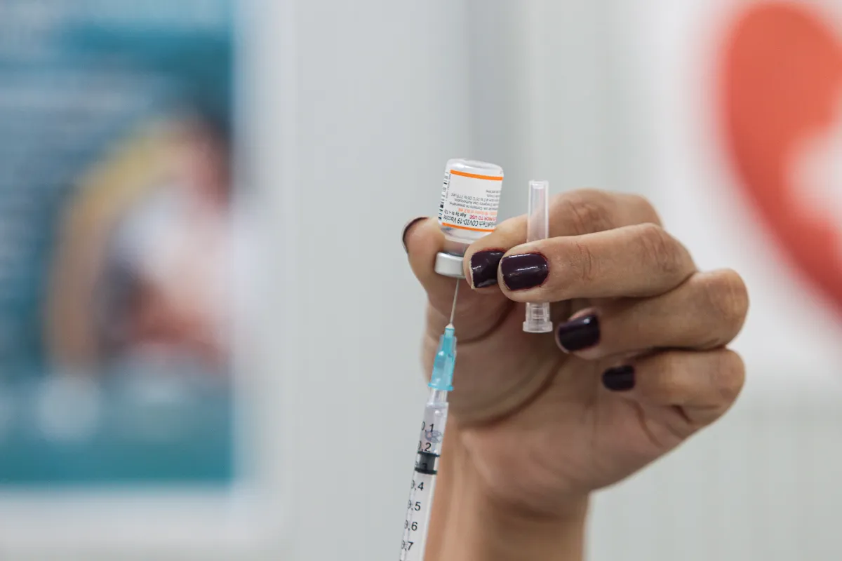 O imunizante estará disponível nos cinco pólos sanitários e nas clínicas Gonçalense