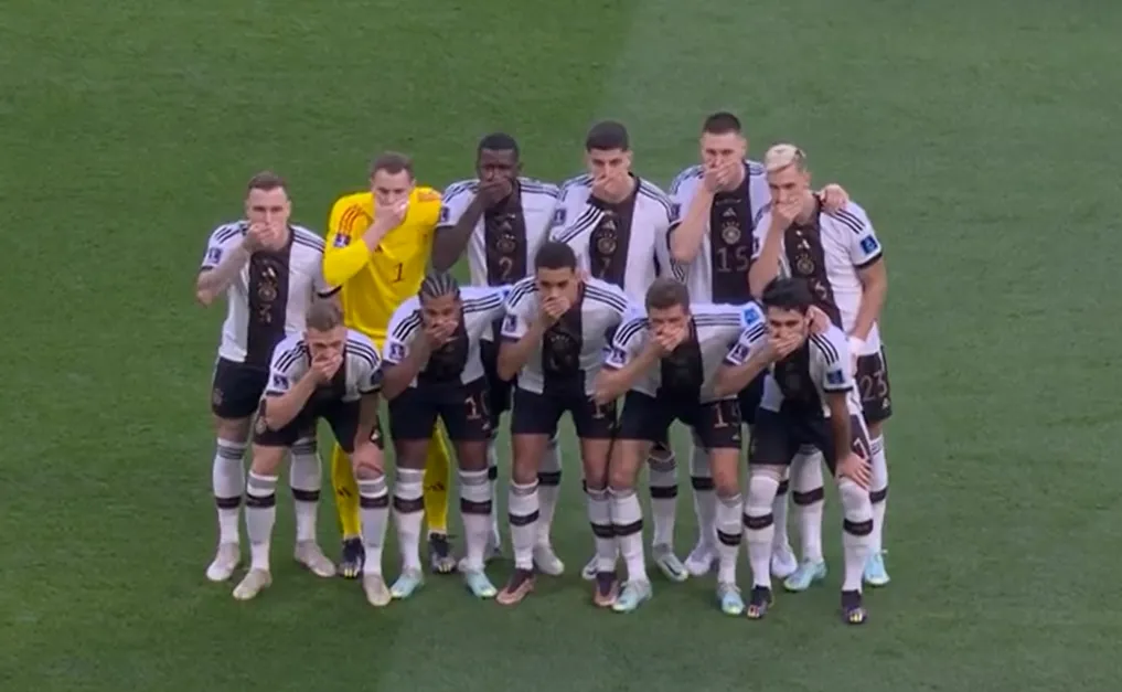 Jogadores da Alemanha tapam suas bocas em protesto contra a Fifa