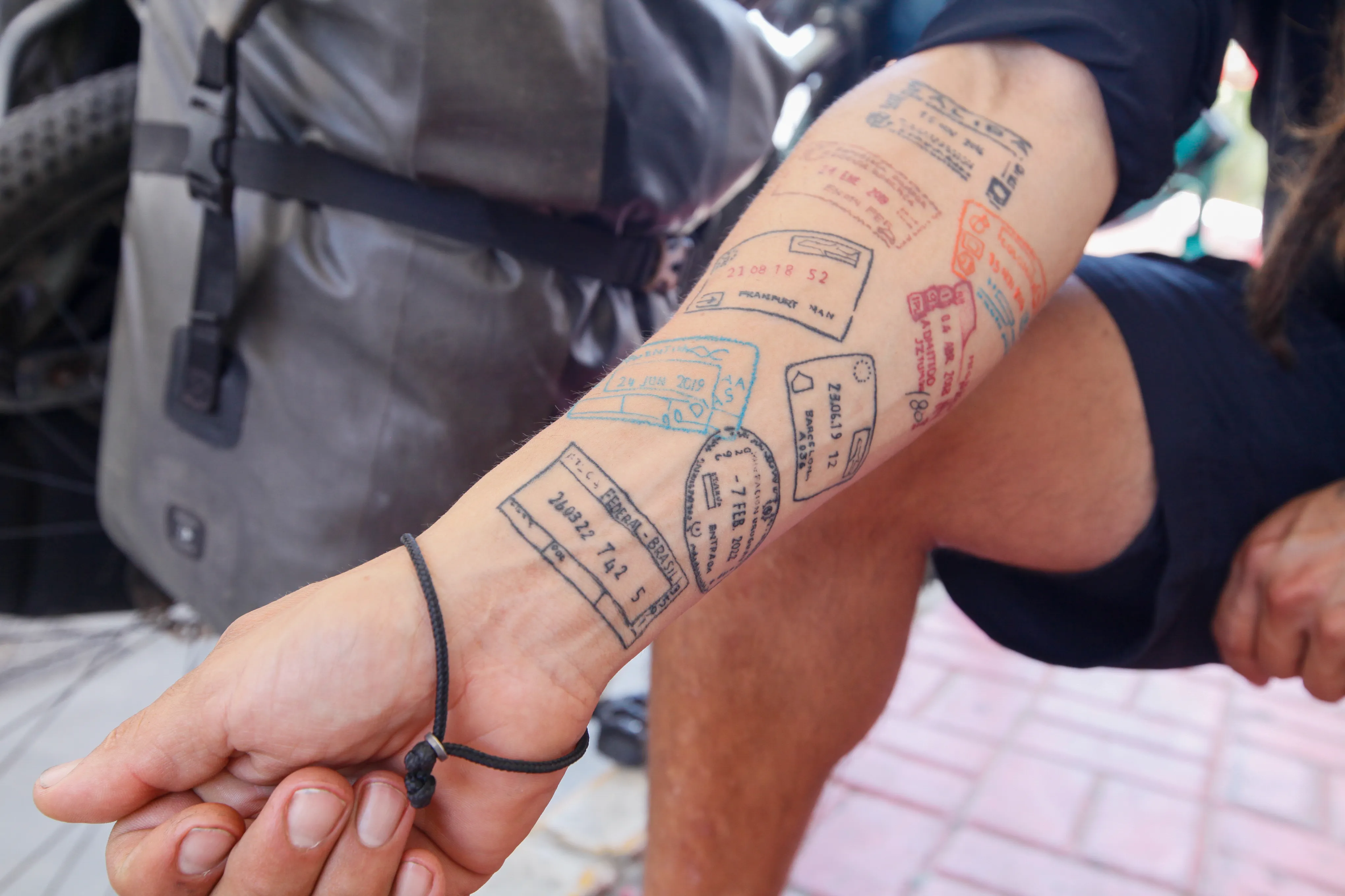 Seu braço virou seu passaporte. Ele decidiu eternizar com uma tatuagem os países por onde já passou, para sempre recordar