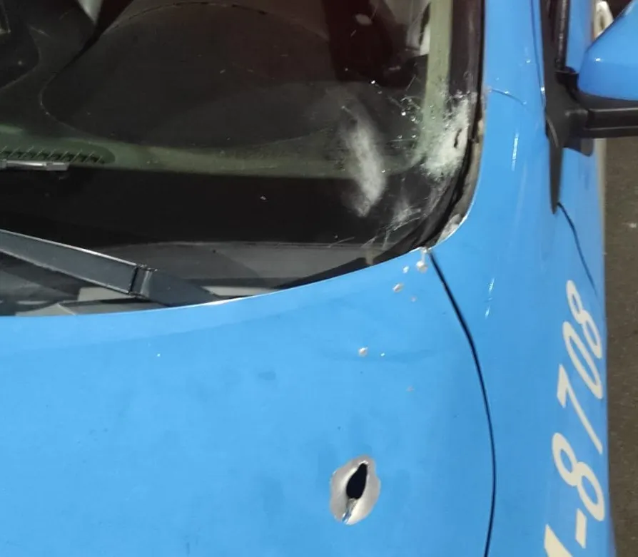 Vidro e capô do carro têm marcas dos disparos