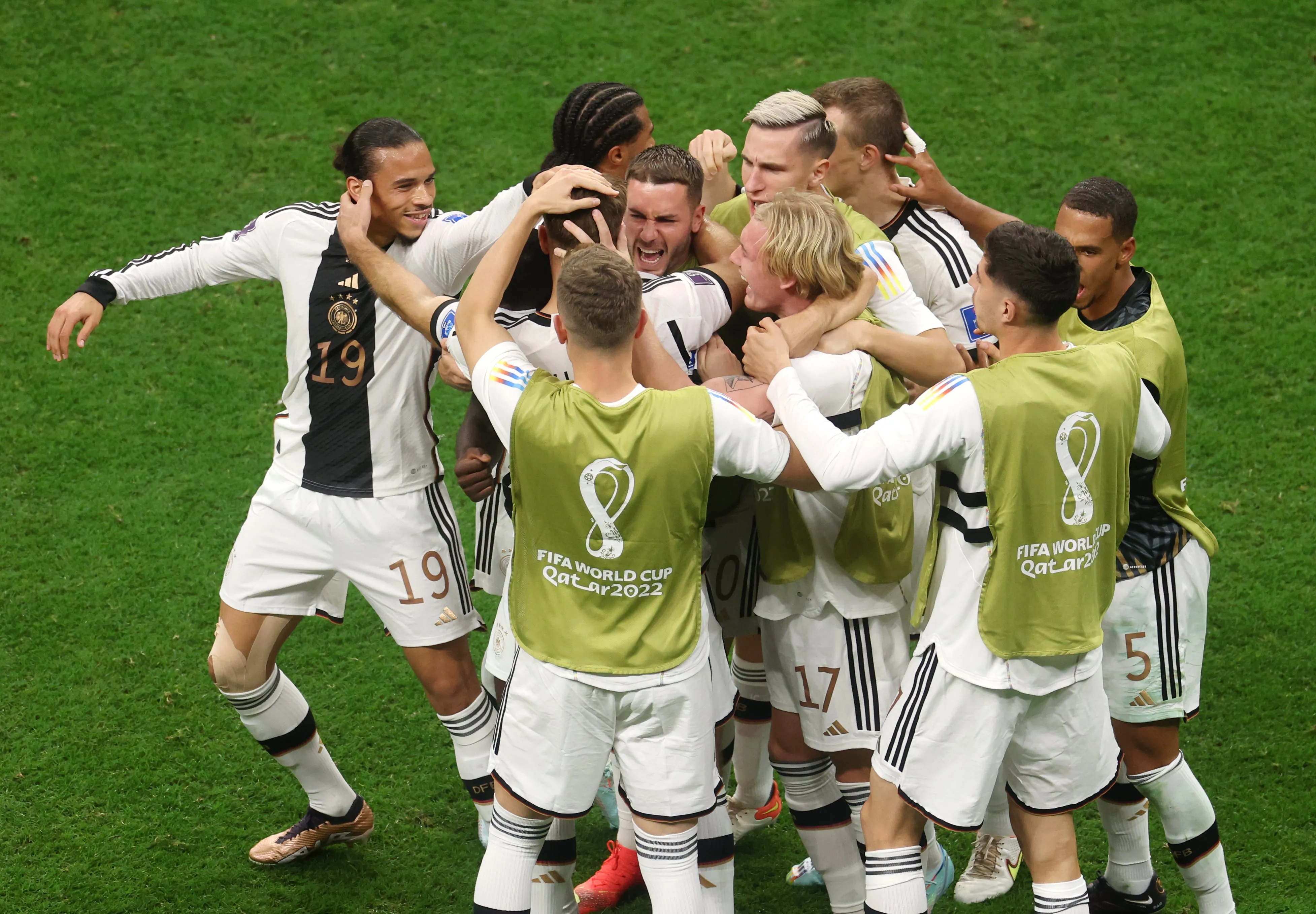 Equipe alemã vibra com o gol marcado no fim da partida