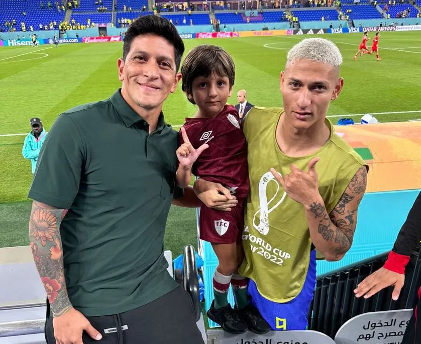 Cano e seu filho 'tietam' Richarlison após vitória do Brasil na Copa
