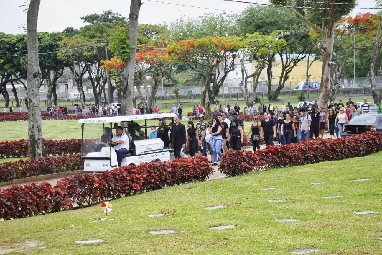 Familiares e amigos de Gabriel estiveram no Cemitério Jardim da Saudade na manhã desta terça