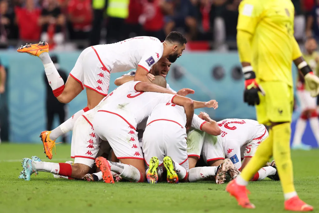 Jogadores tunisianos comemoram gol que deu a vitória contra a França