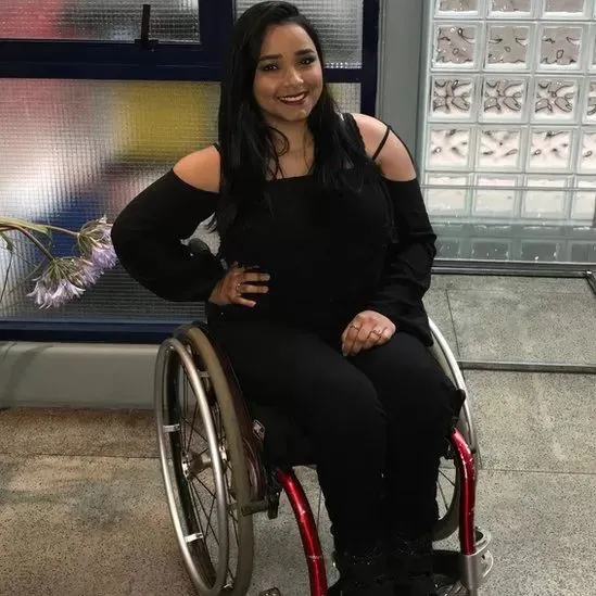 Tayane hoje tem 25 anos e cursa Direito. Ela foi atingida nas costas e acabou ficando paraplégica