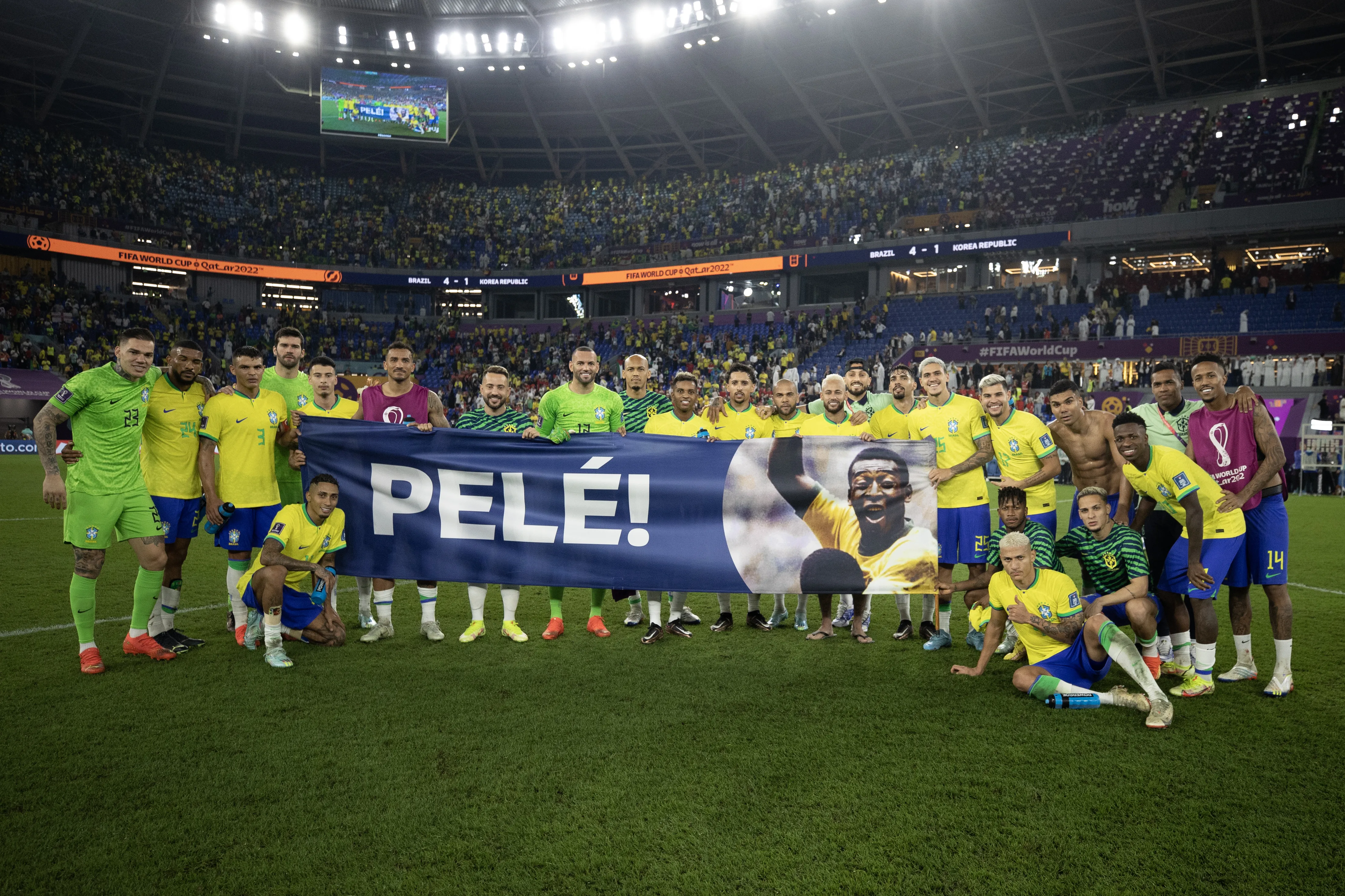 Jogadores brasileiros estenderam faixa em homenagem ao Pelé após a goleada sobre a Coreia do Sul na Copa do Mundo
