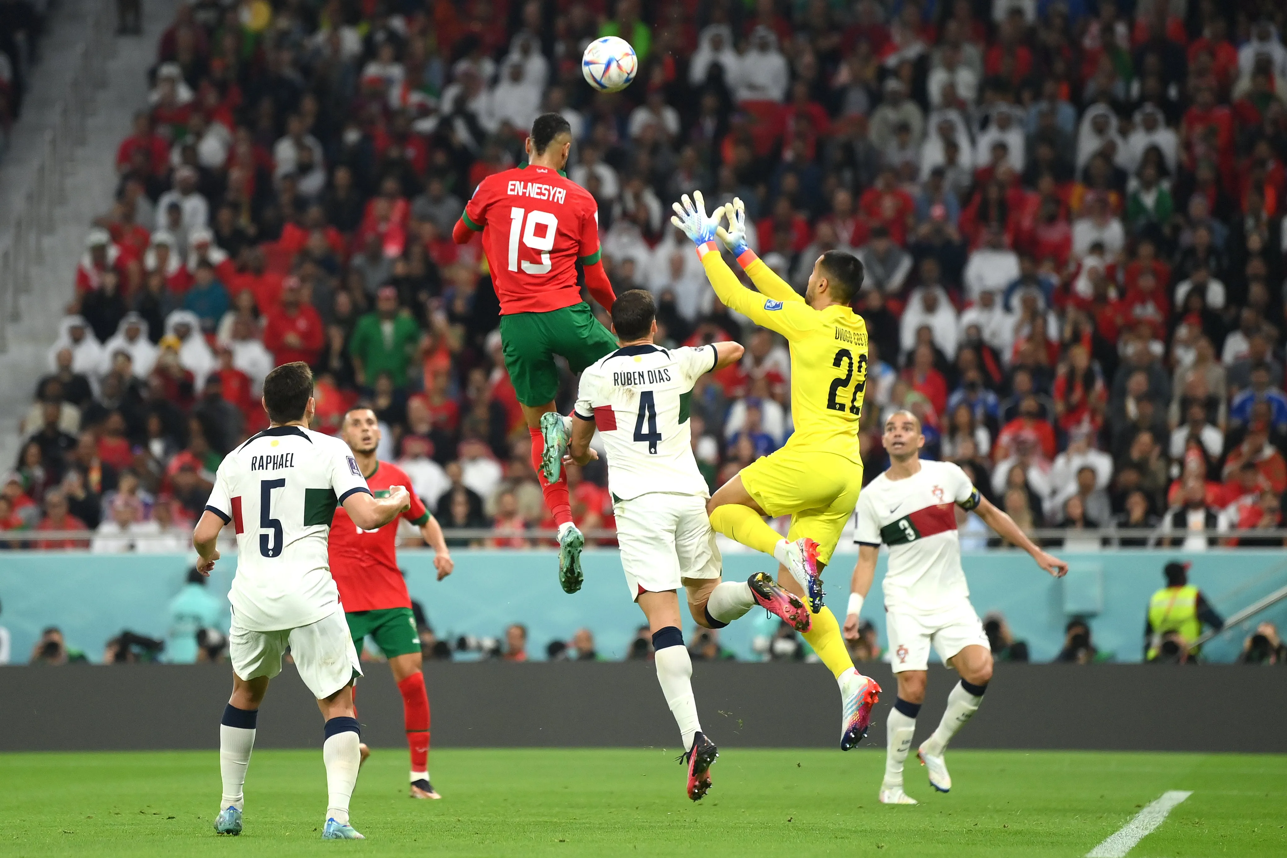 Jogador de Marrocos subiu mais alto que o goleiro para fazer o gol do jogo
