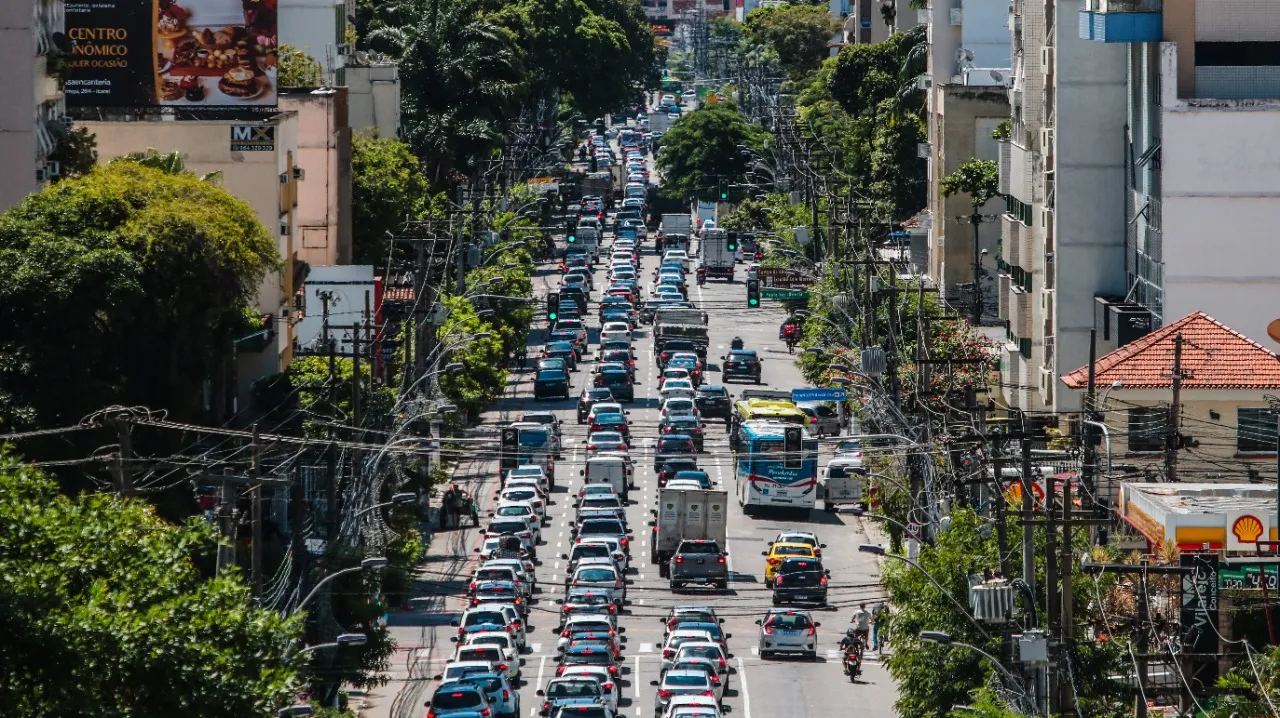 Avenida Roberto Silveira fica congestionada a qualquer hora do dia