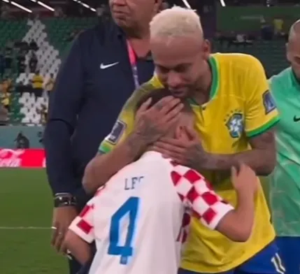 Filho de Ivan Perisic, da Croácia, recebeu um abraço de Neymar no fim da partida