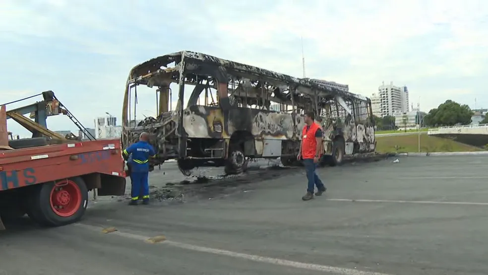 Ônibus destruído sendo rebocado em Brasília