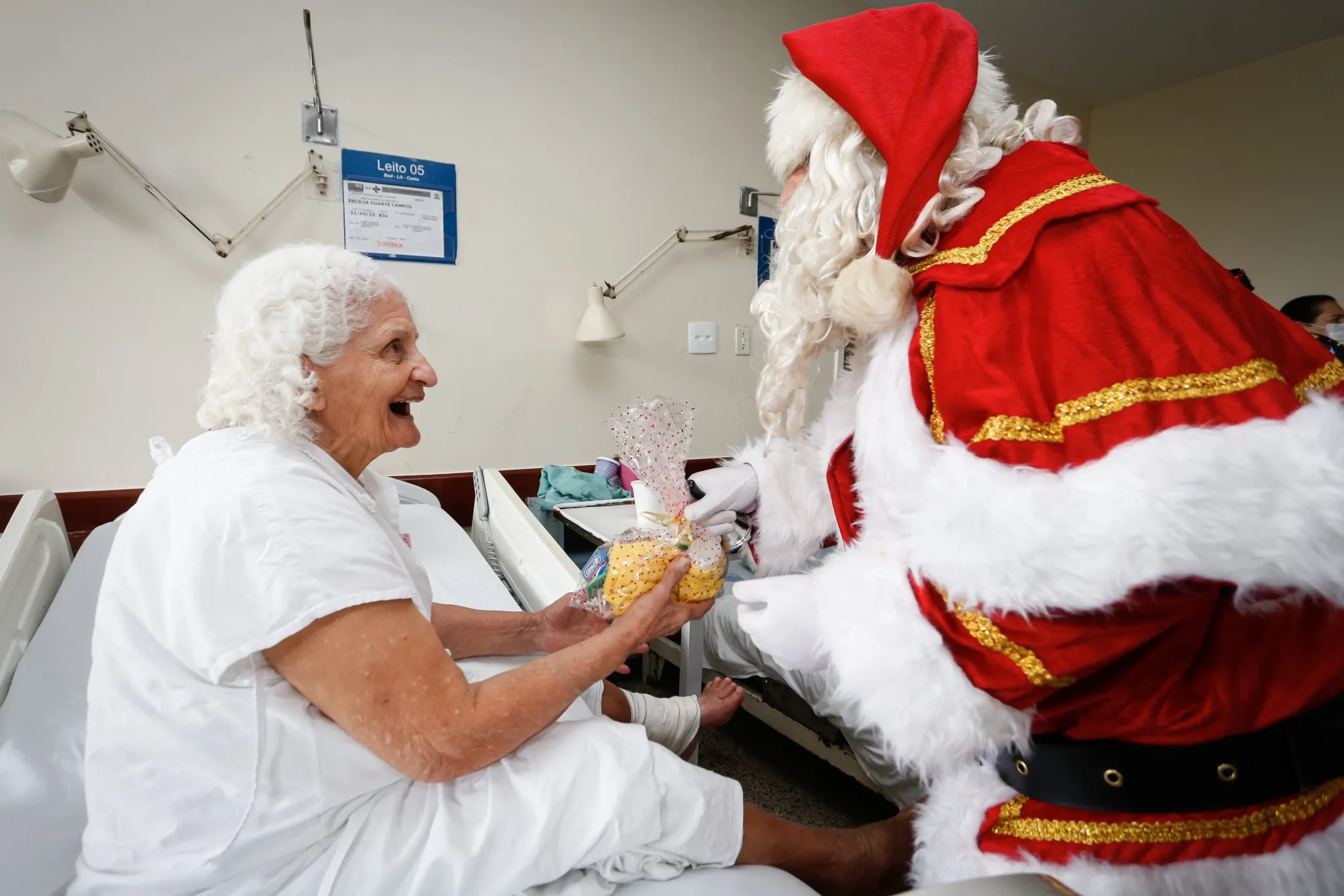Na ala na geriatria, o Bom Velhinho arrancou sorrisos e levou leveza aos pacientes