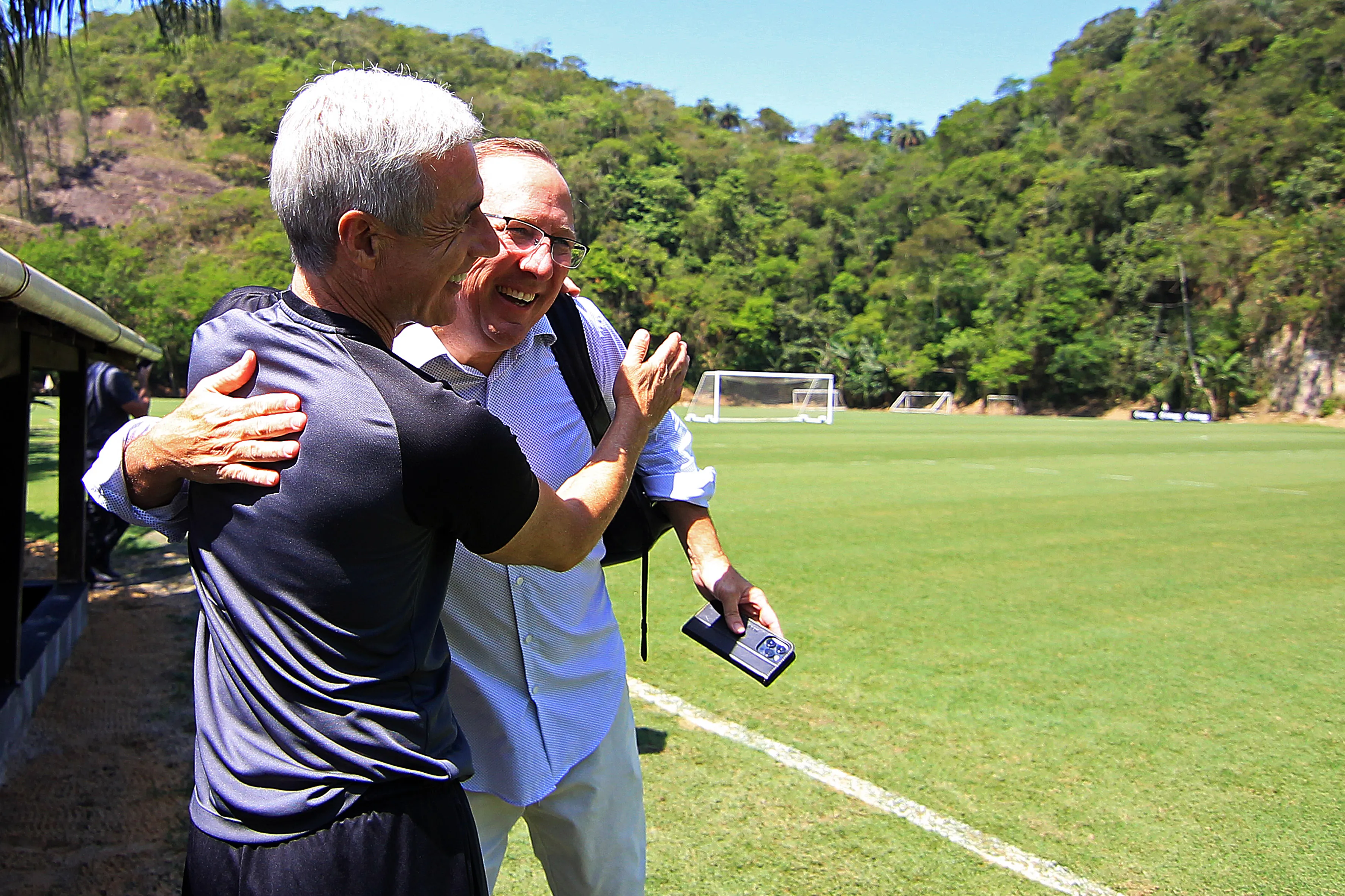 Luis Castro e John Textor no treino do Botafogo