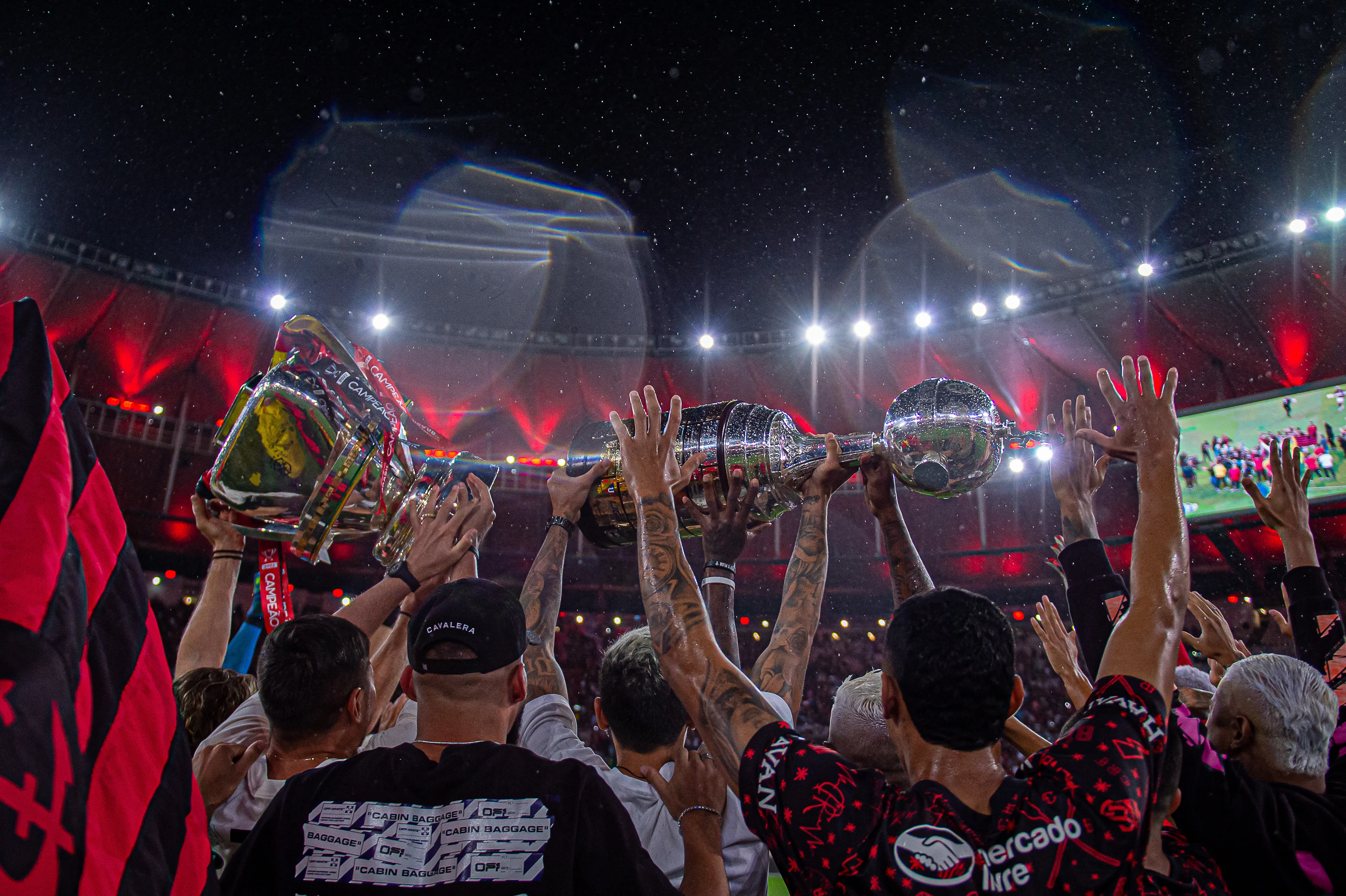 Jogadores do Flamengo erguem as taças da Copa do Brasil e da Libertadores
