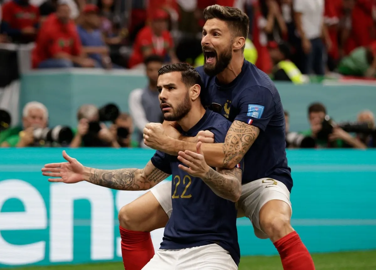 Theo Hernández e Giroud comemoram o gol da França