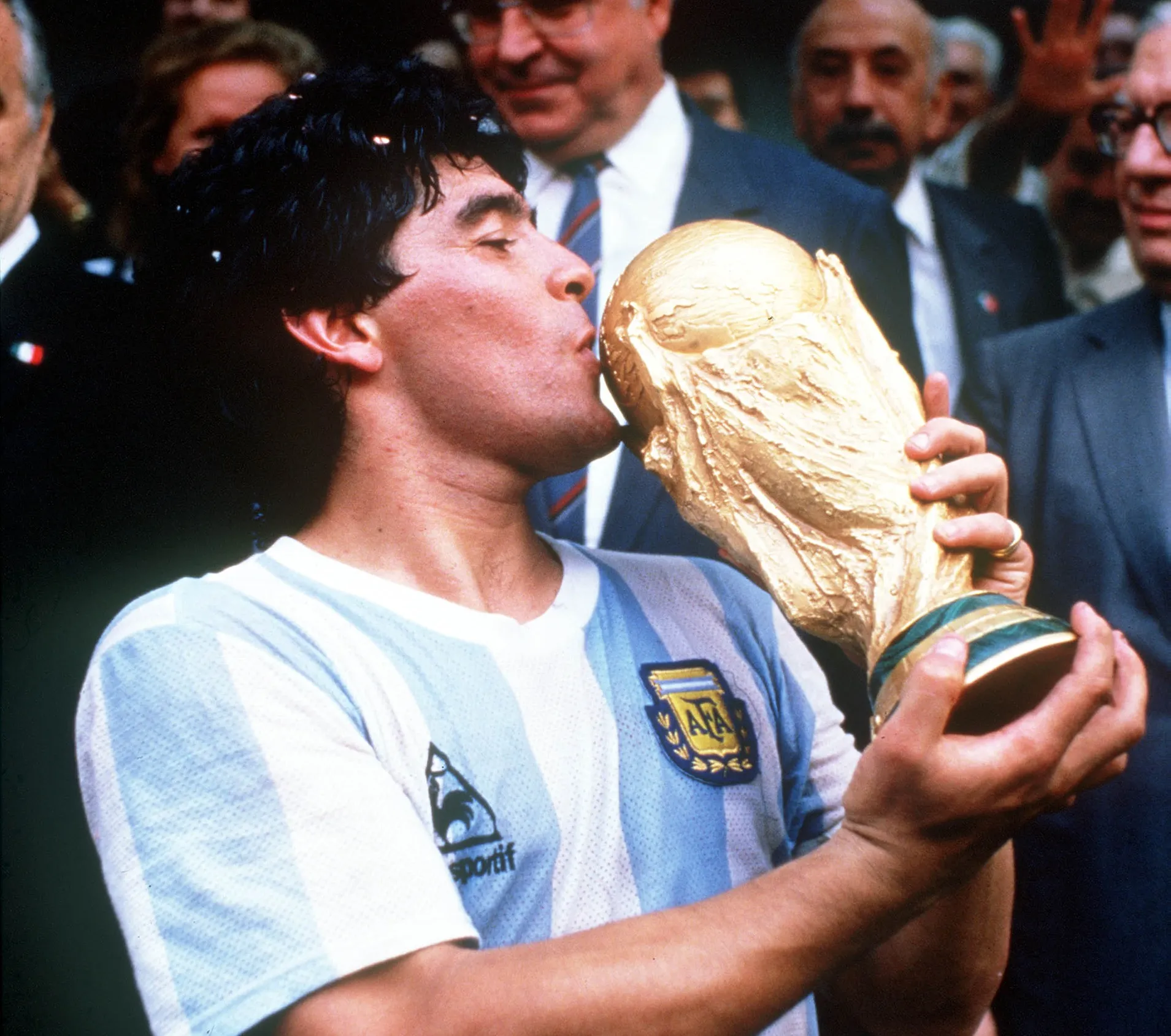 Maradona beija a taça da Copa do Mundo. Último título da Argentina foi em 1986