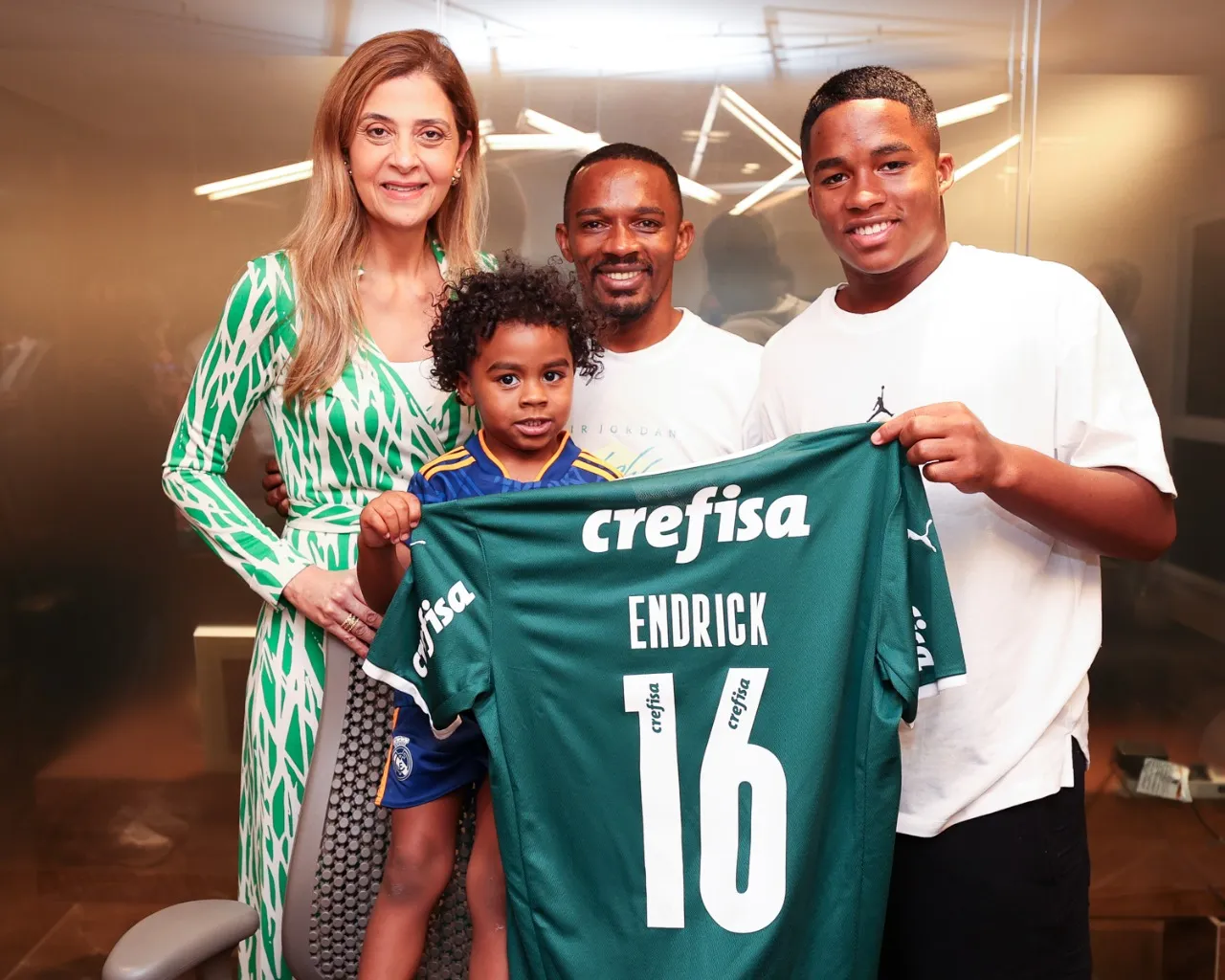 Endrick, à direita, posa com a camisa do Palmeiras ao lado do seu pai, seu irmão e Leila Pereira, presidente do Palmeiras.