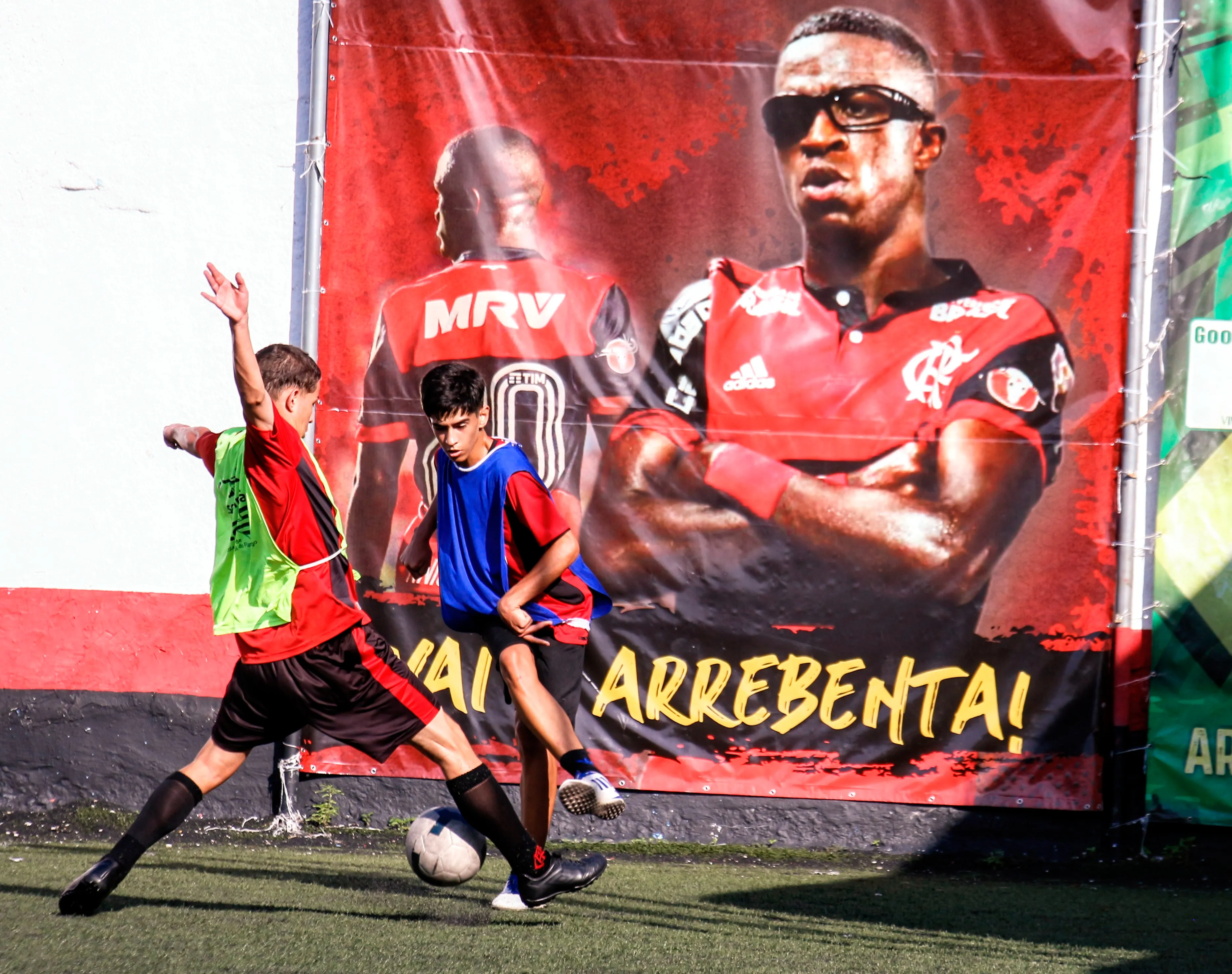 Jovens da escolinha do Flamengo sonham em ser o novo Vinícius Jr.