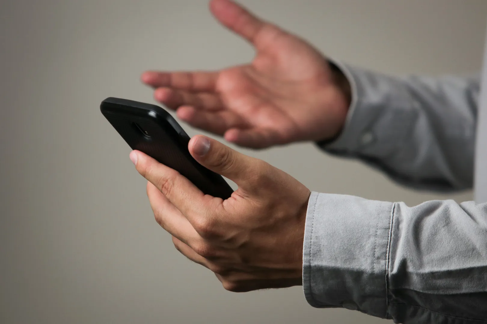 Estar 'sempre ligado' a celulares faz empregador acreditar que funcionário sempre estará disponível, diz estudo