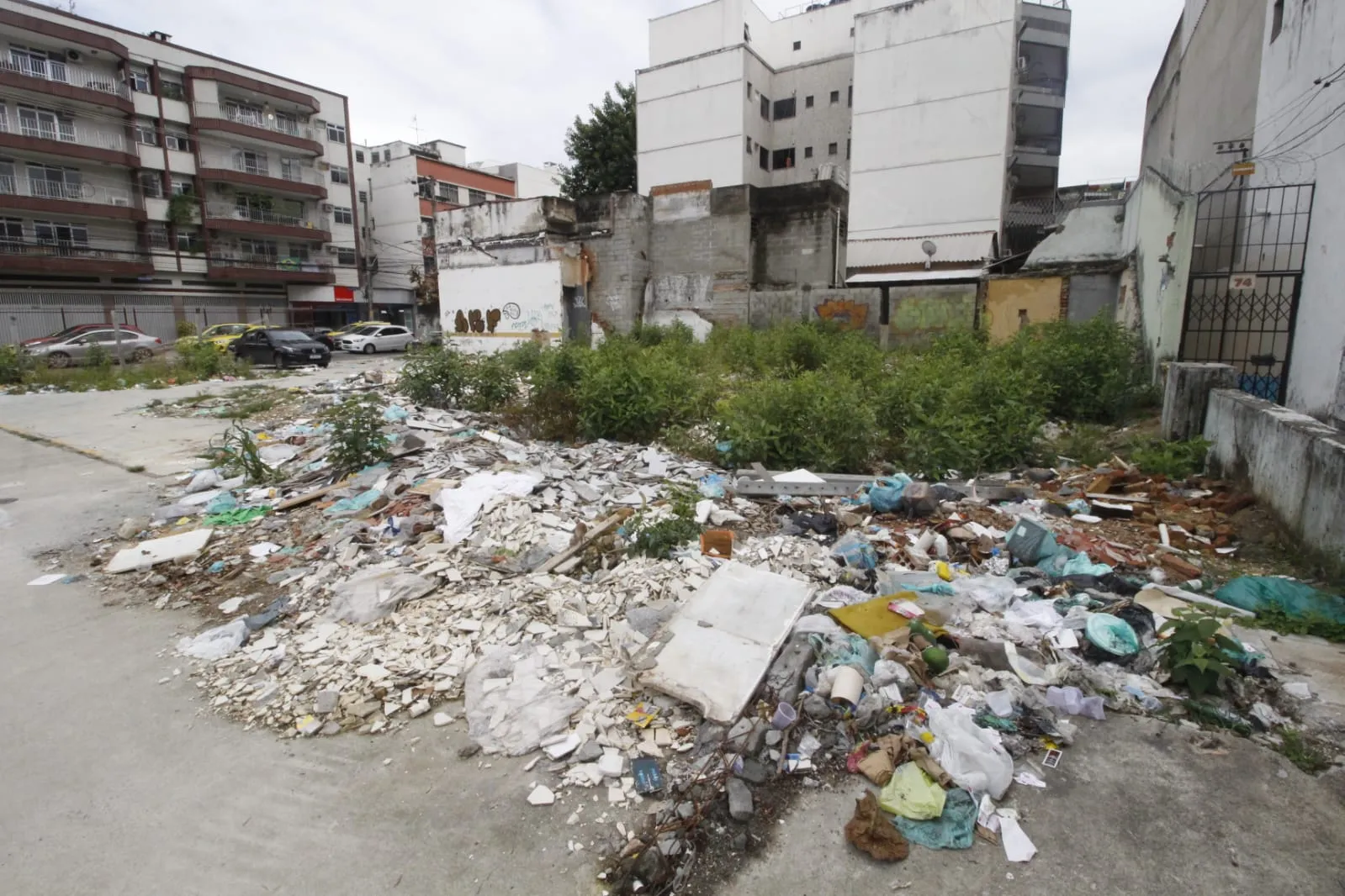 Espaço aberto tem acúmulo de lixo e causa dor de cabeça aos moradores