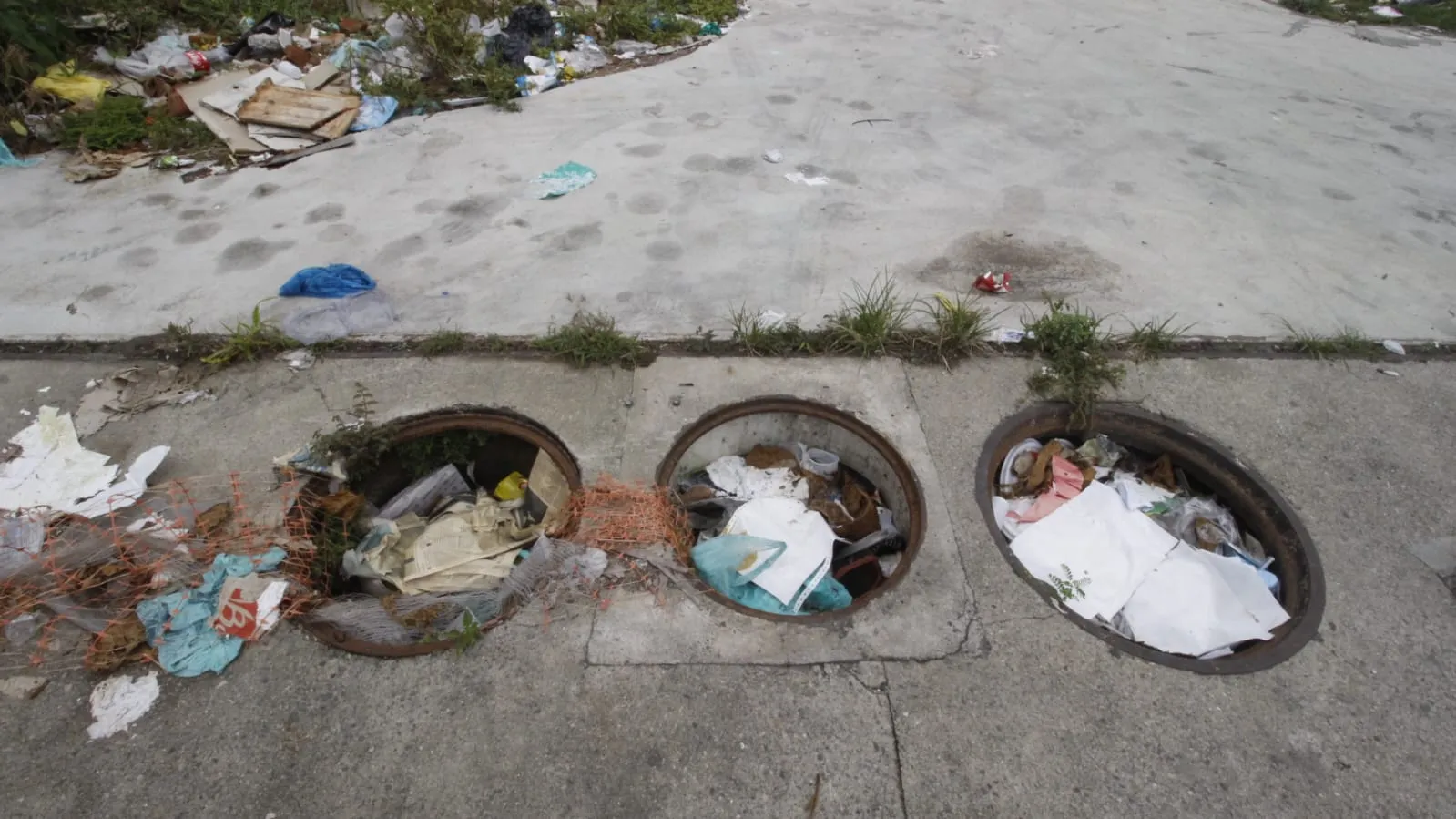 Além do lixo, entulho e buracos abertos geram transtornos para quem mora ao lado do local